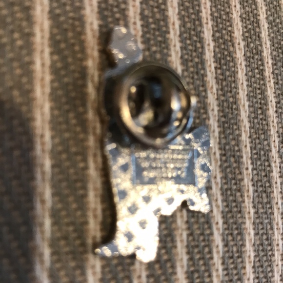 London 2012 Olympics Commemorative Pin “Bobby” - Picture 3 of 4